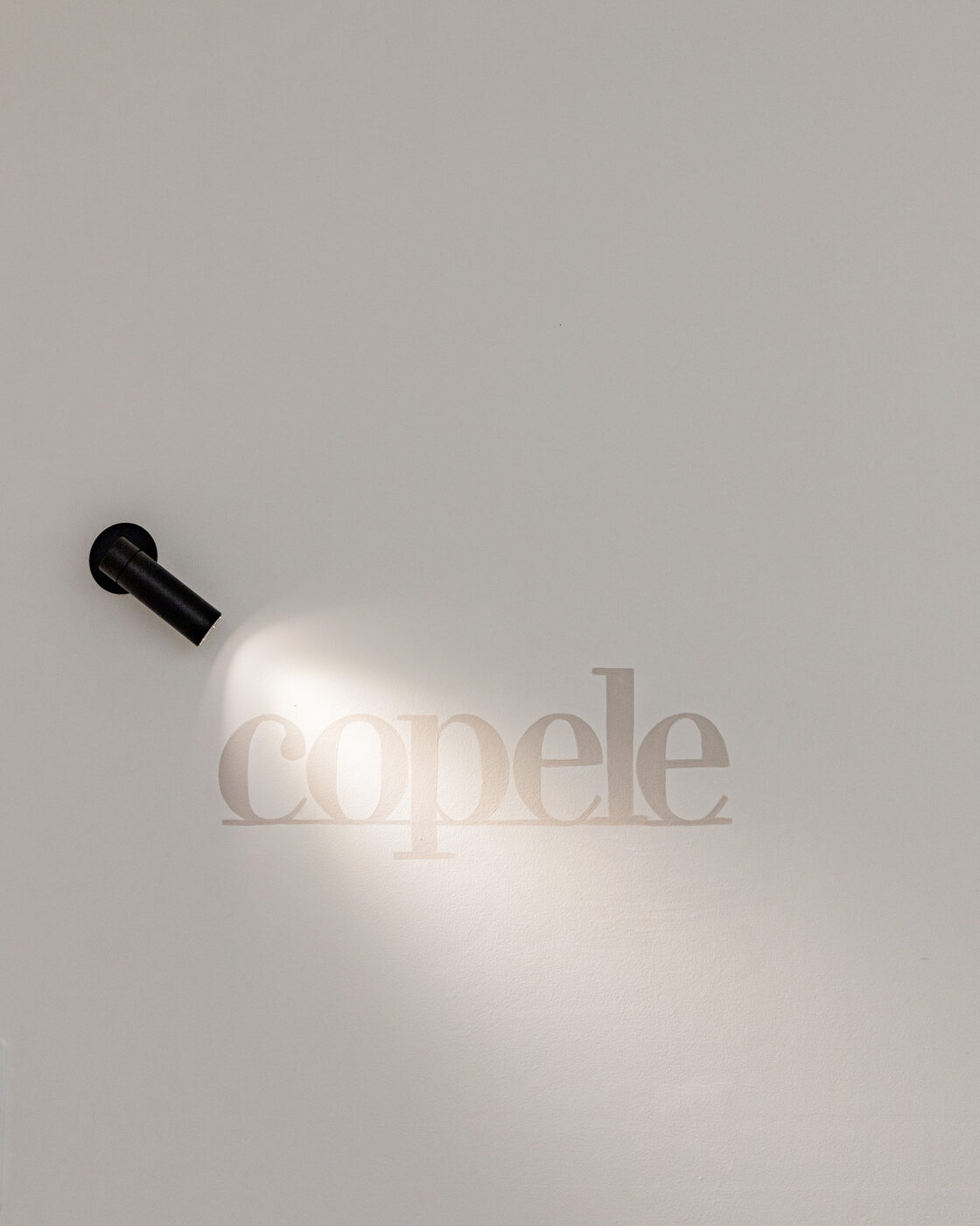 Detalhe da sinalização da COPELE no ambiente interno