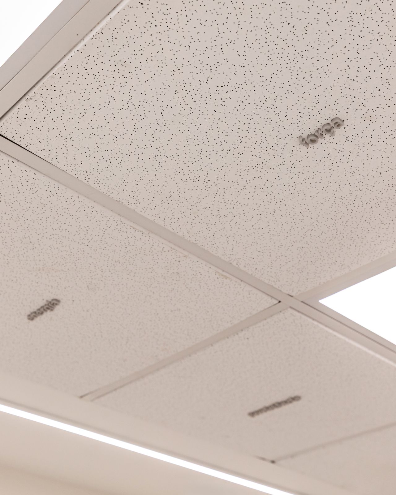 Sala de procedimentos da COPELE com maca cirúrgica e iluminação técnica